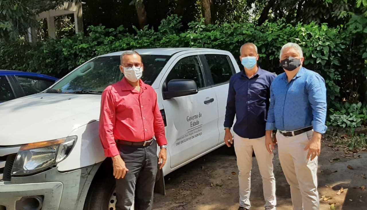 Camacã: Prefeito vai a Salvador, traz uma pá carregadeira e uma Ford Ranger para a Secretaria de Agricultura